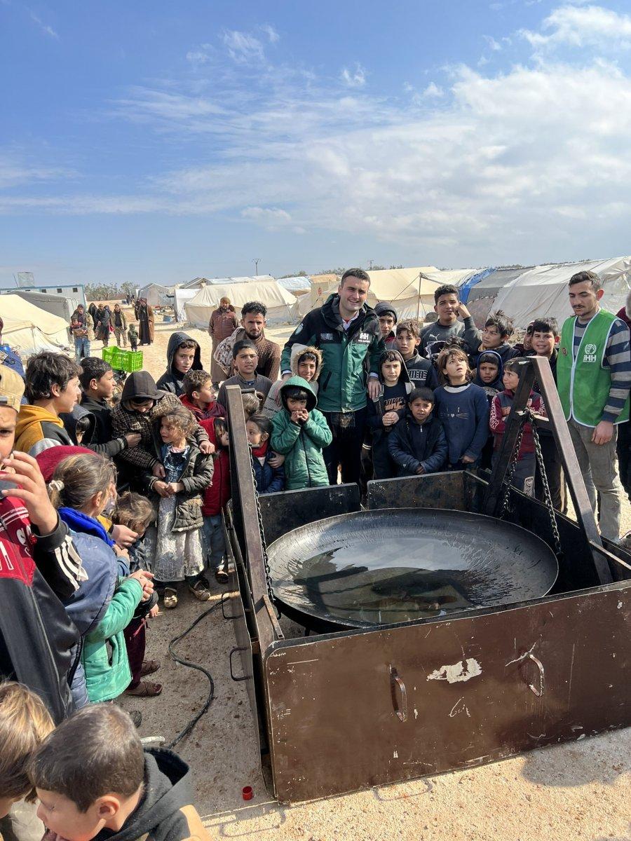 CZN Burak, Suriyeli çocuklara oyuncak götürüp yemek yaptı