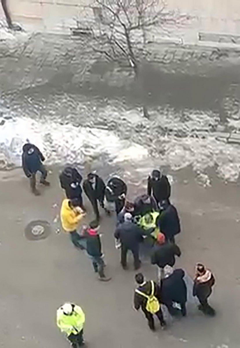 Erzurum'da trafik polisini 15 metre sürükledi