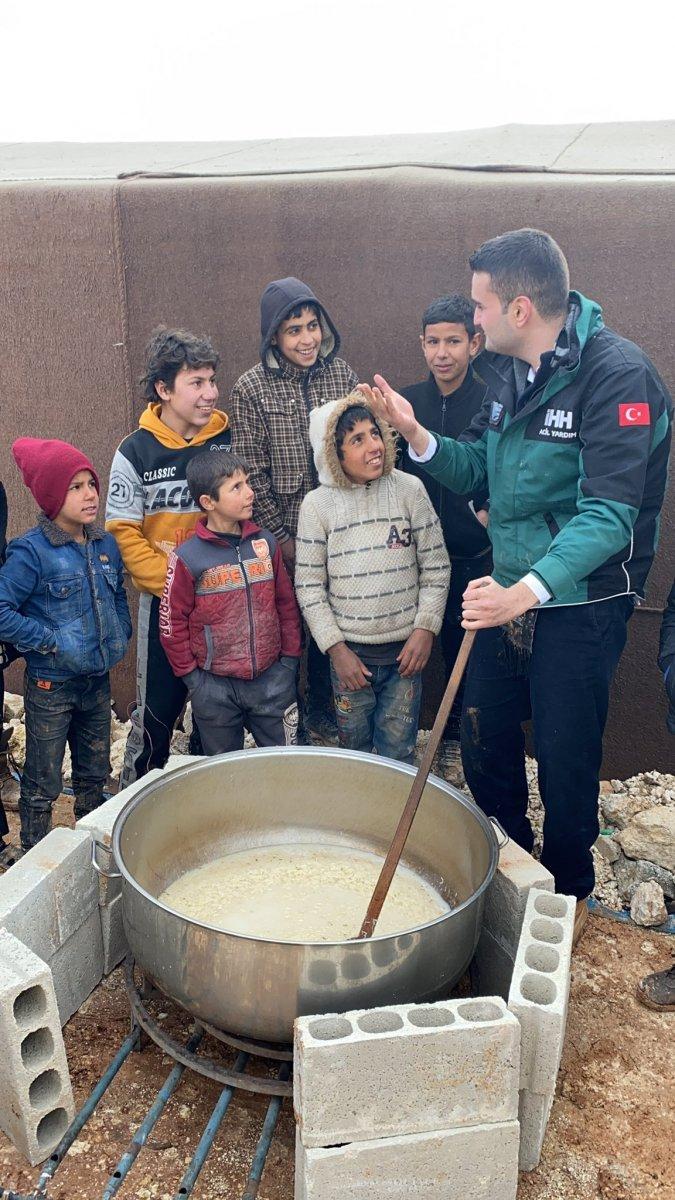 CZN Burak, Suriyeli çocuklara oyuncak götürüp yemek yaptı