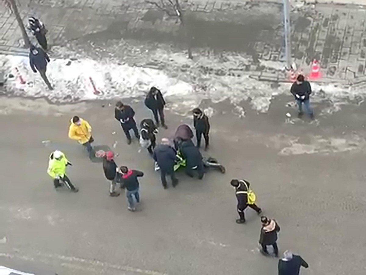 Erzurum'da trafik polisini 15 metre sürükledi