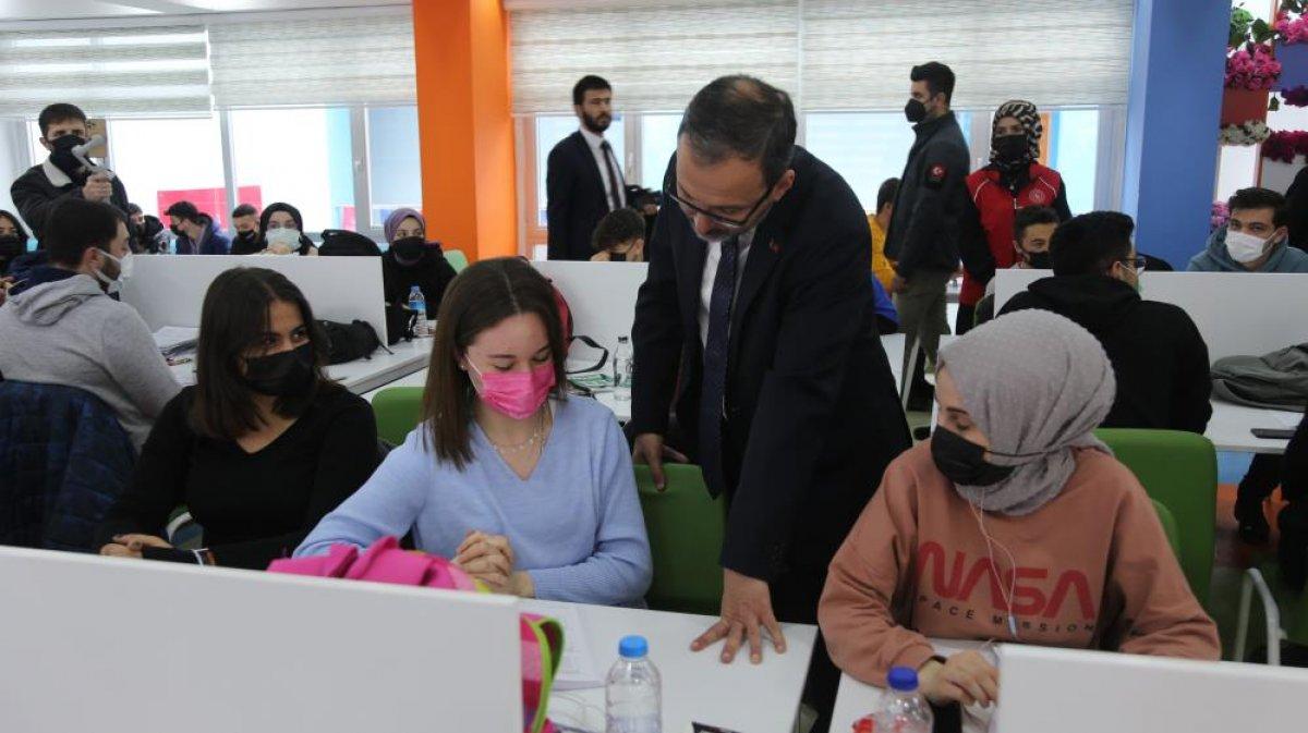 Mehmet Kasapoğlu gençlerle birlikte şarkı söyledi