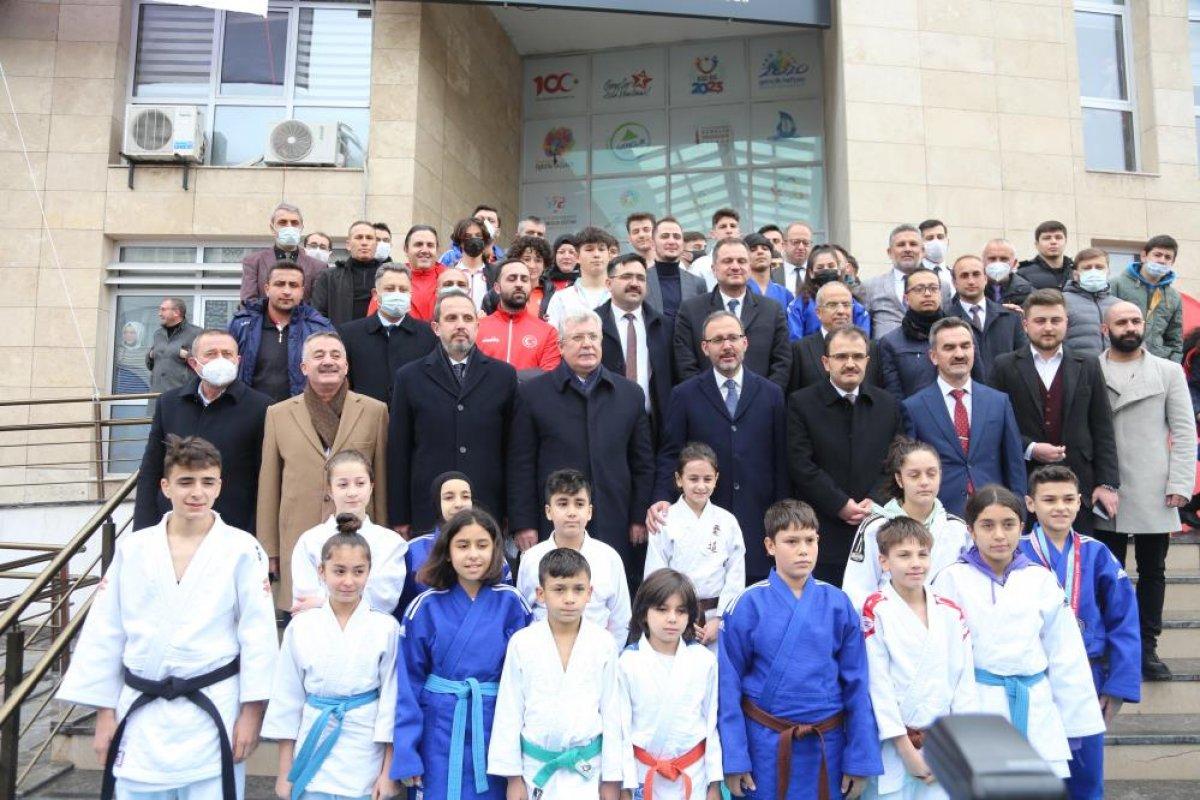 Mehmet Kasapoğlu gençlerle birlikte şarkı söyledi