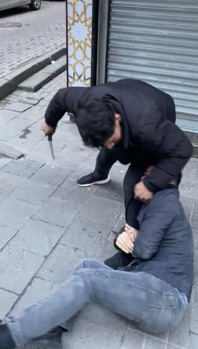 Beşiktaş'ta bıçaklı gaspçılar kamerada