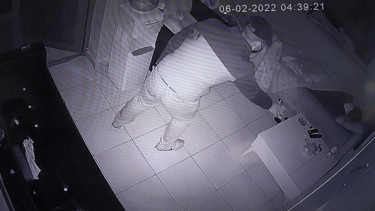 Bursa'da otopark görevlisinin başucunda hırsızlık yaptı