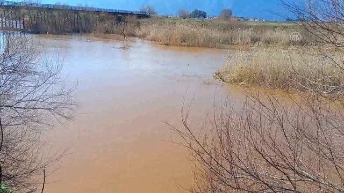Manisa'da otomobili ile nehre düşen sürücü, yüzerek kurtuldu