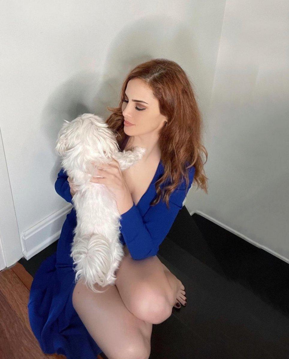 Mine Tugay, dekolteli elbisesiyle beğeni topladı