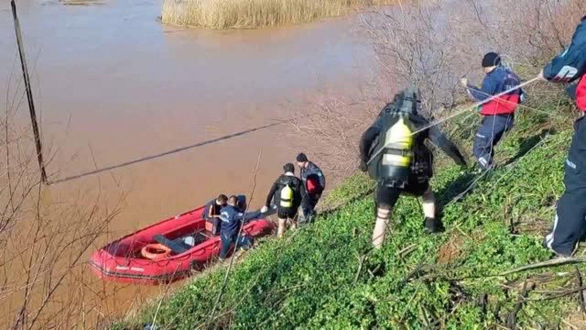Manisa'da otomobili ile nehre düşen sürücü, yüzerek kurtuldu