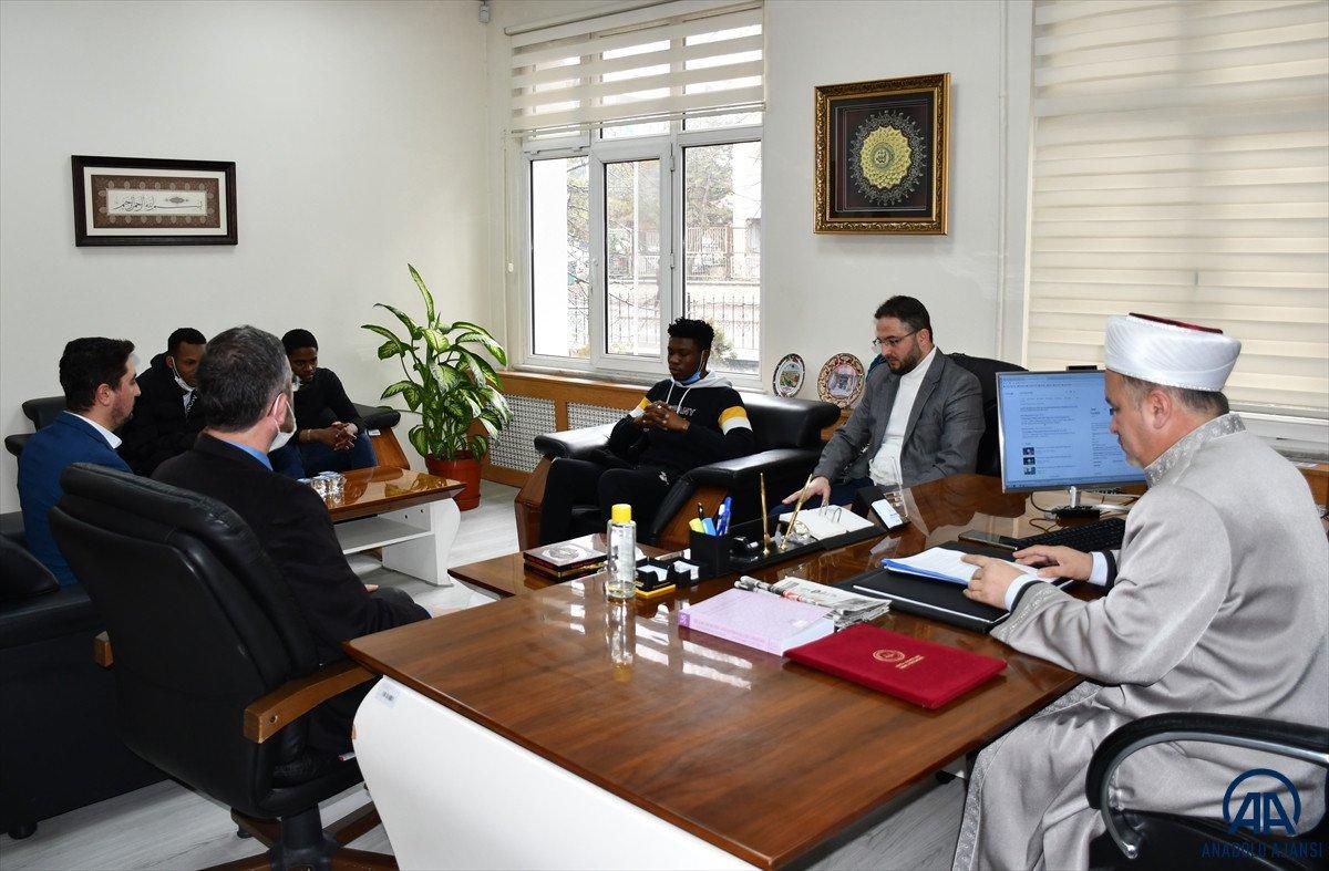 Kütahya’da Müslüman öğrencilerin samimiyetinden etkilendi, İslamiyet’i seçti