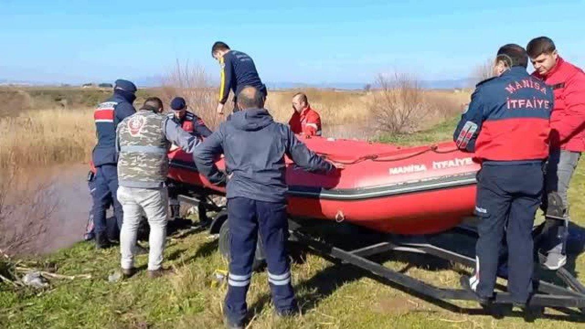 Manisa'da otomobili ile nehre düşen sürücü, yüzerek kurtuldu