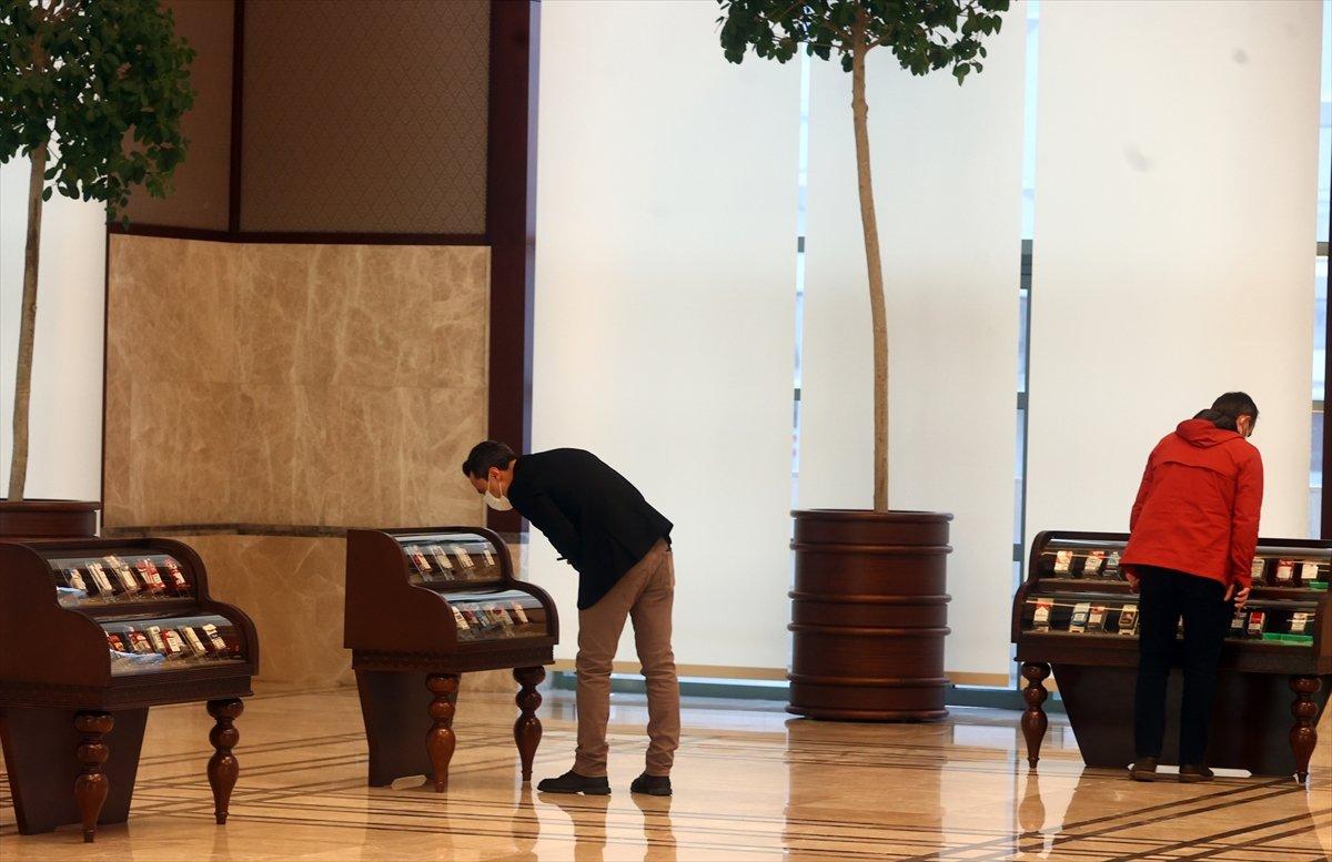 Cumhurbaşkanı Erdoğan'ın topladığı sigara paketleri sergileniyor