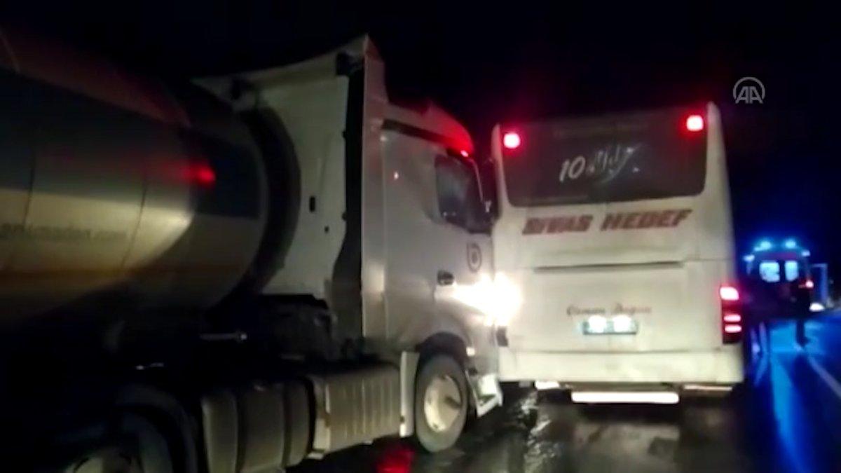 Sivas'ta yolcu otobüsü ile 2 tır çarpıştı