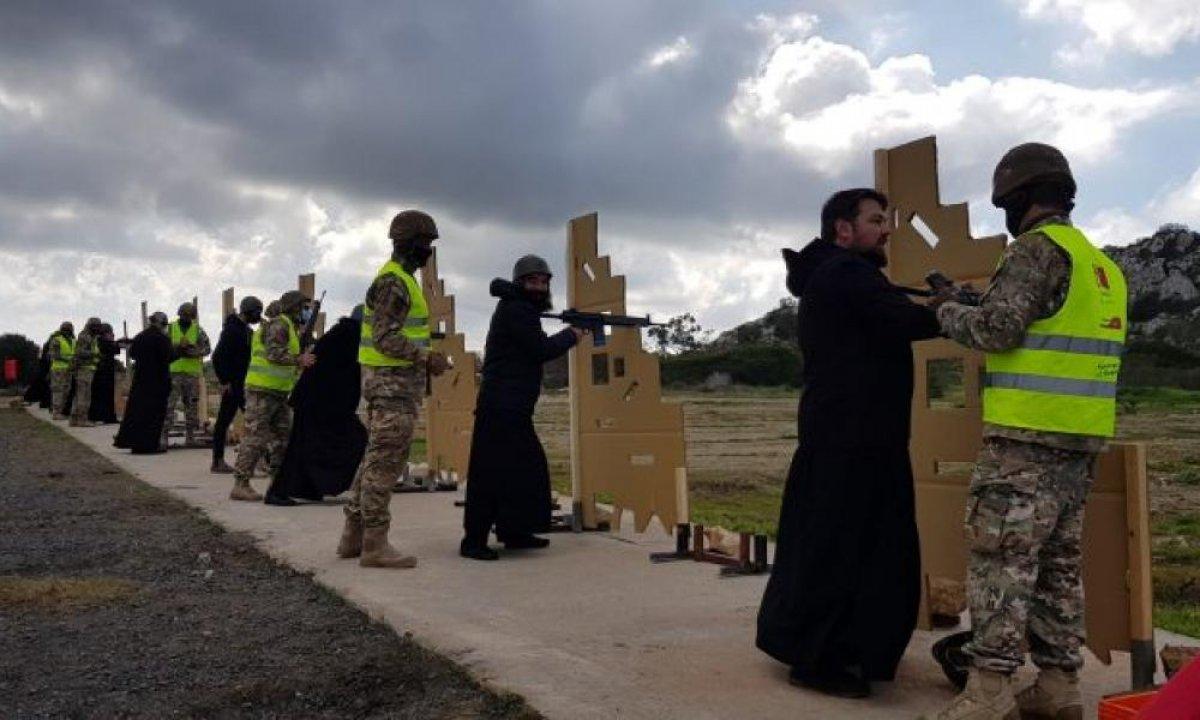 Güney Kıbrıs'ta papazlara ağır silah eğitimi verildi