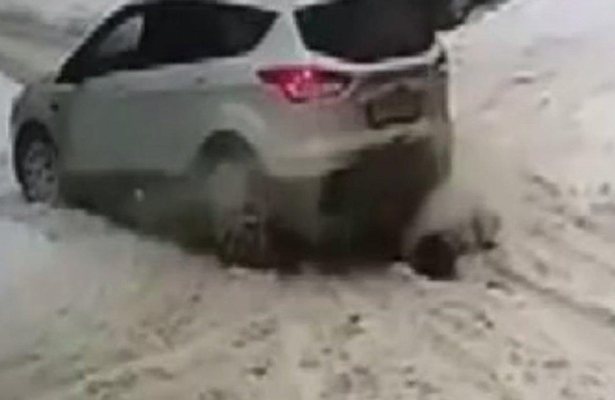 Rusya'da bir sürücü aracıyla yaşlı kadının üzerinden geçti