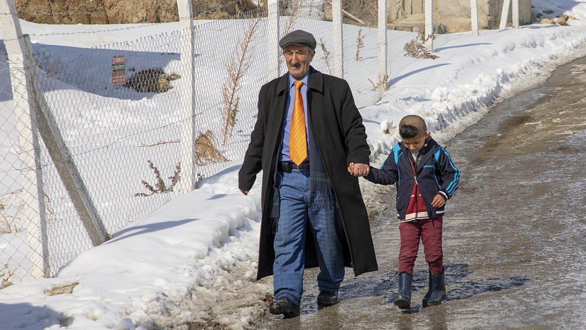 Van'da 63 yıldır tutkunu olduğu kravatları evinde sergiliyor