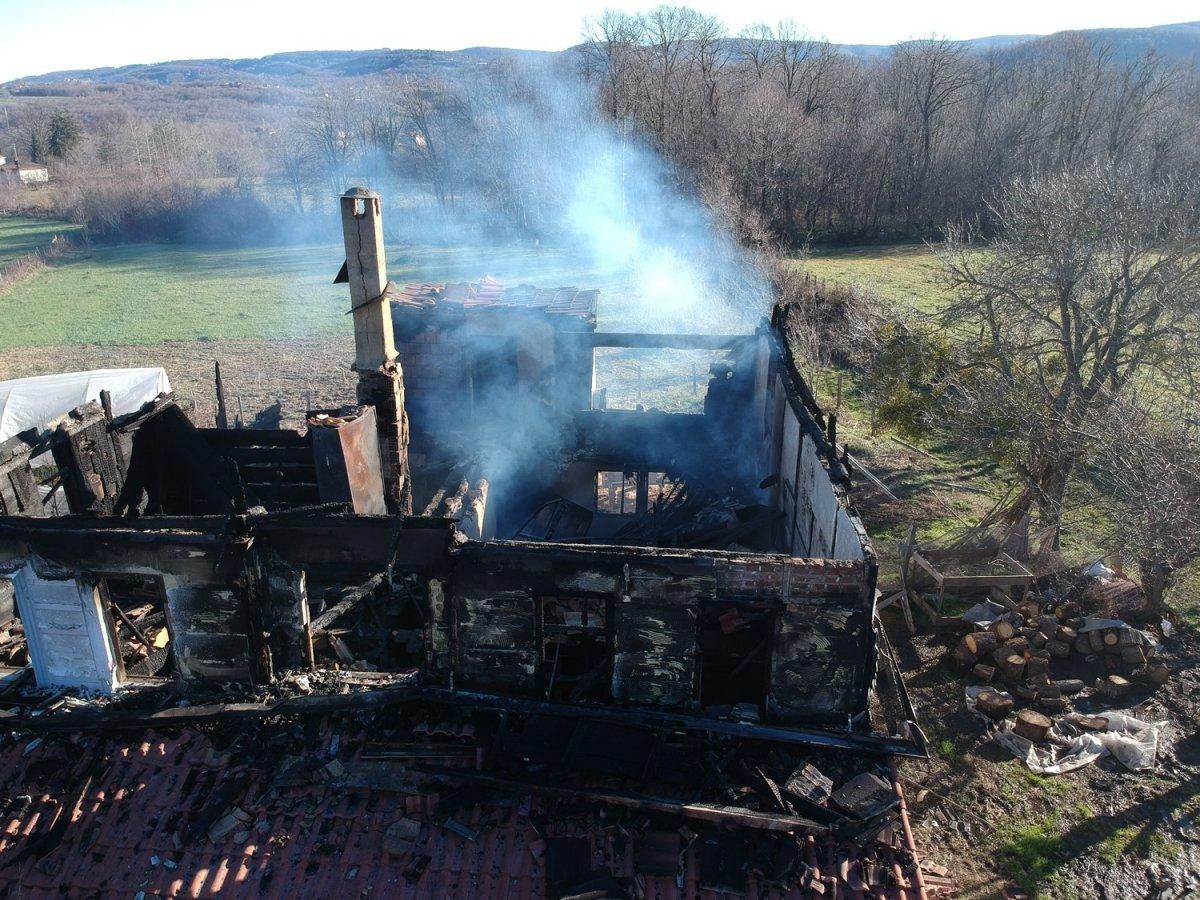 Sinop'ta, evleri yangında küle dönen aile yardım istedi