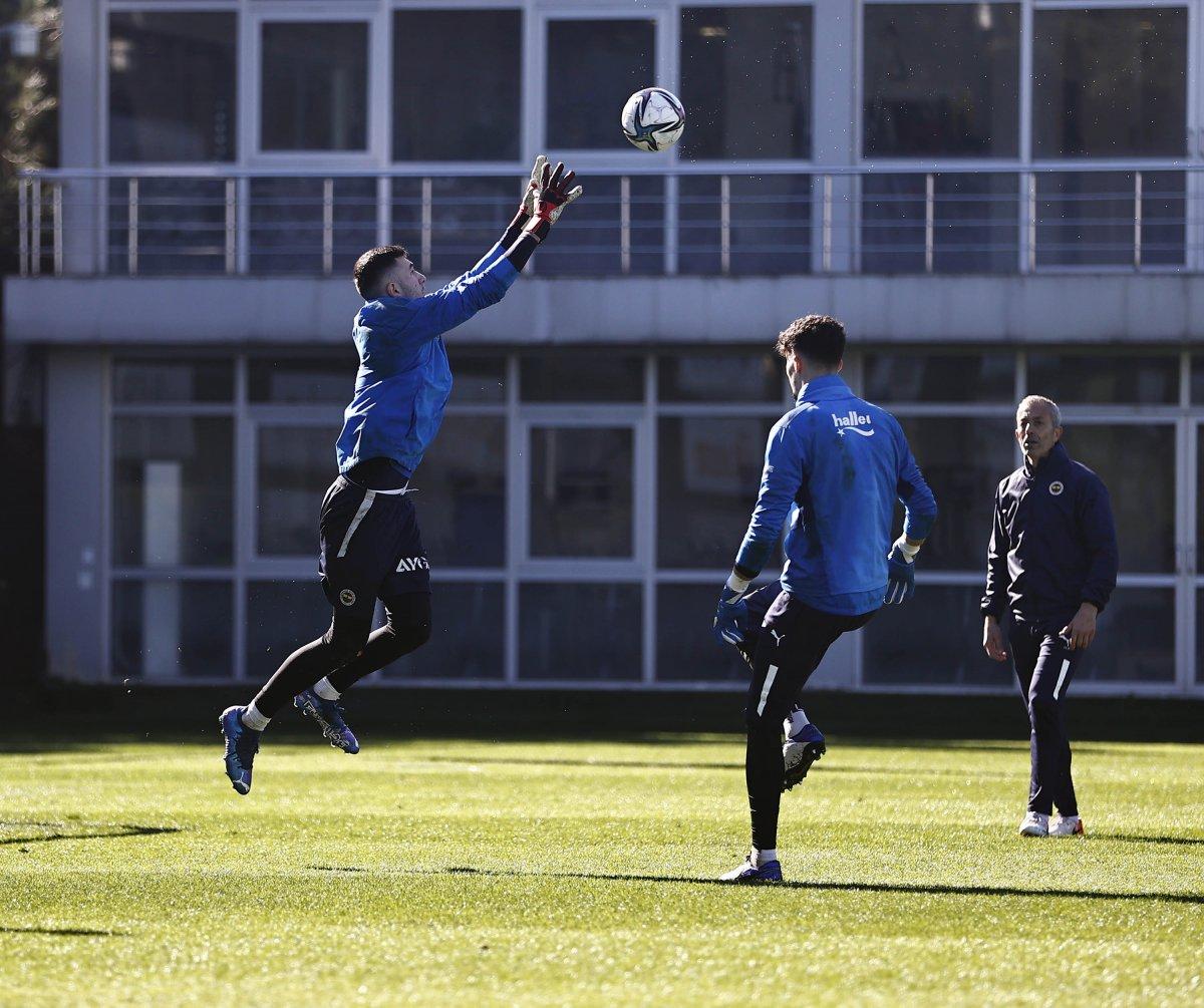Altay Bayındır, takımla çalışmalara başladı