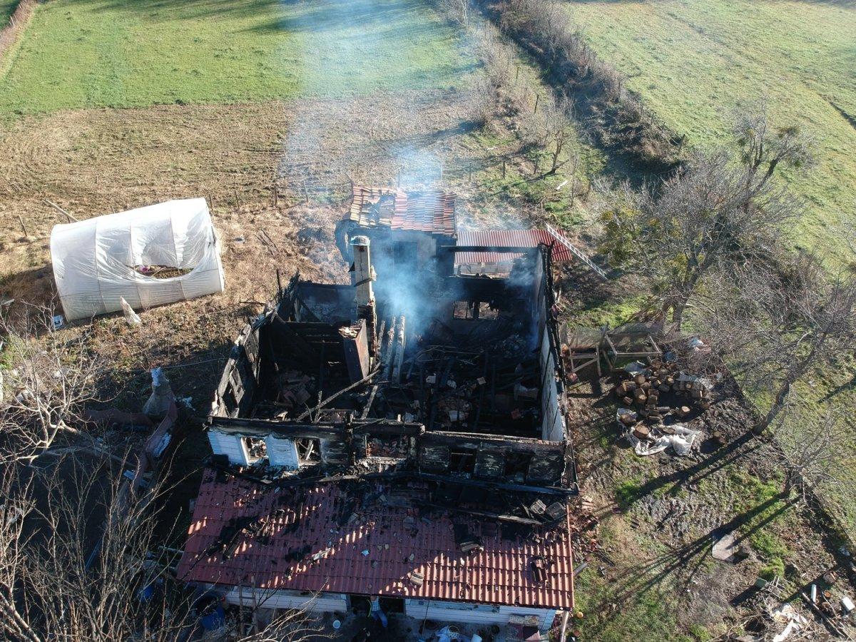 Sinop'ta, evleri yangında küle dönen aile yardım istedi