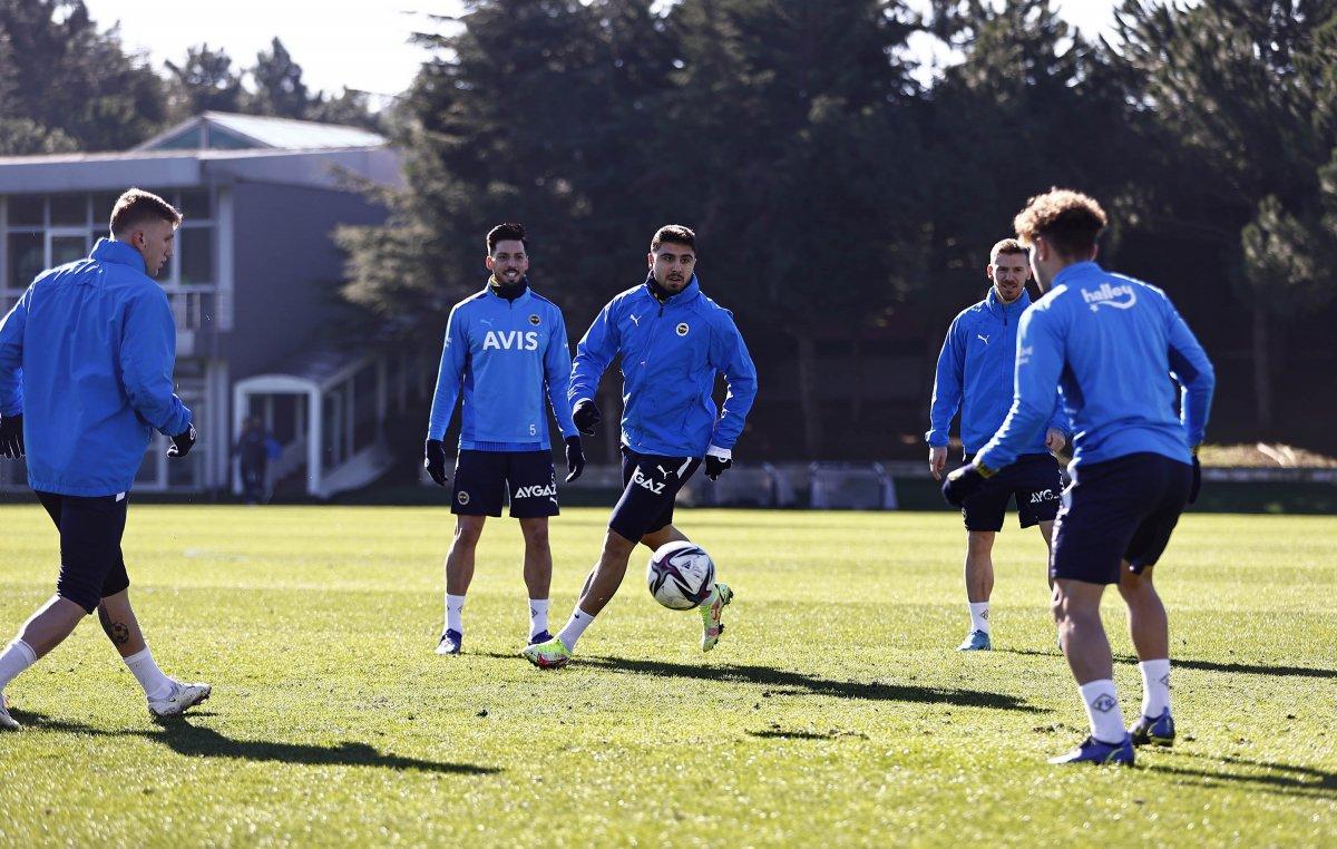Altay Bayındır, takımla çalışmalara başladı