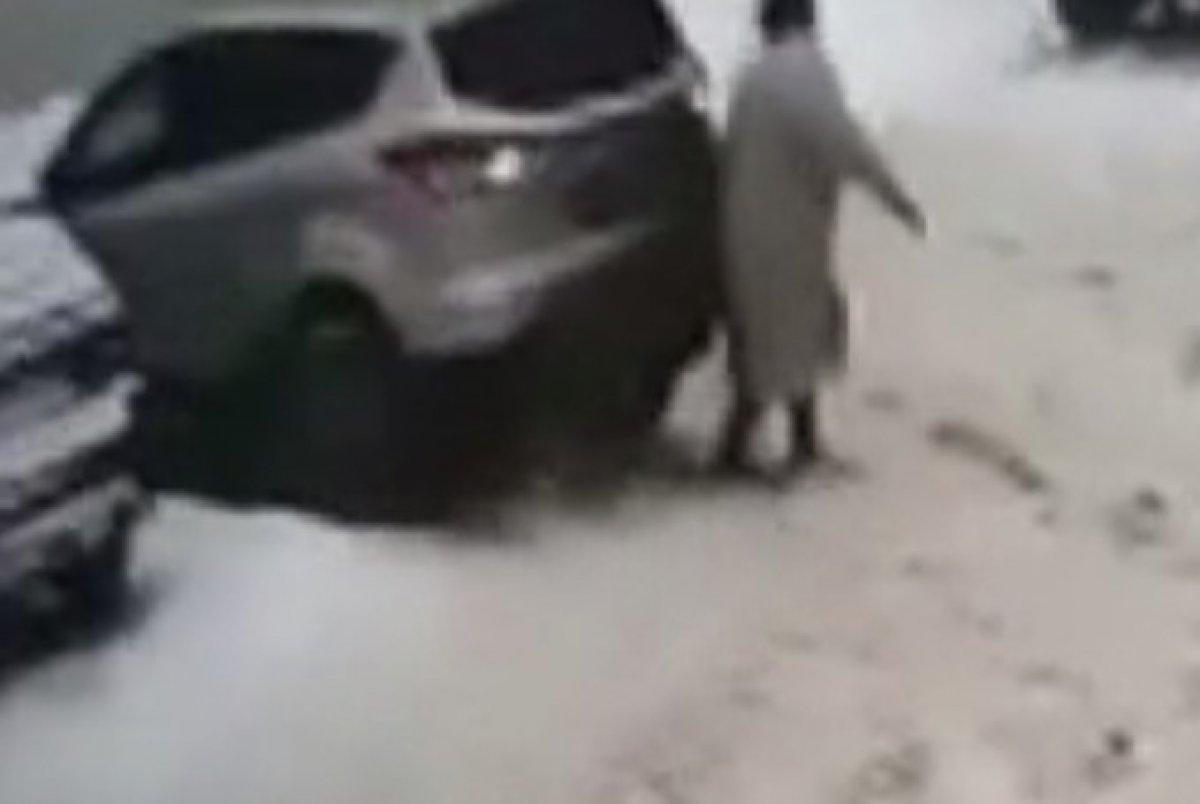 Rusya'da bir sürücü aracıyla yaşlı kadının üzerinden geçti