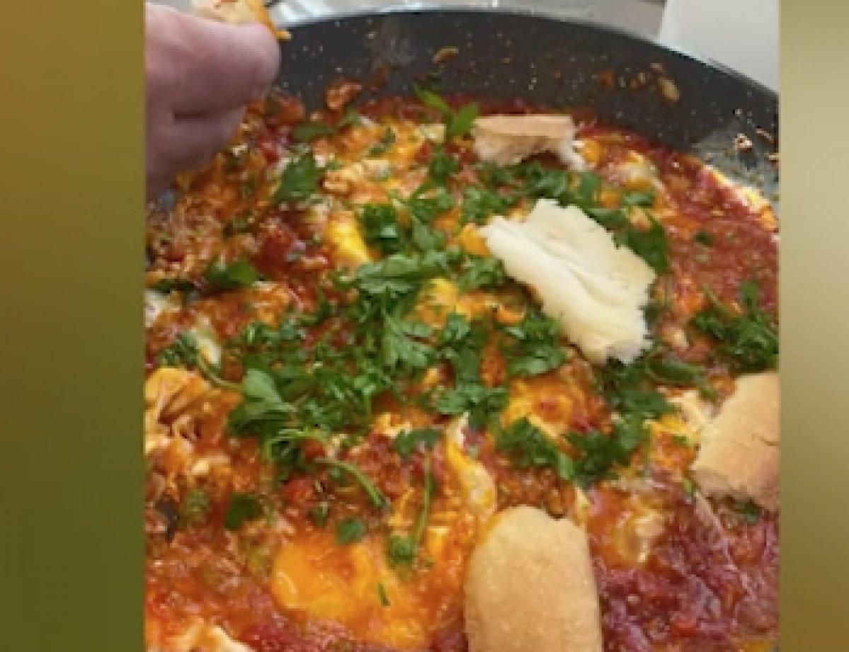 Kıvanç Tatlıtuğ menemeni soğanlı tercih ediyor