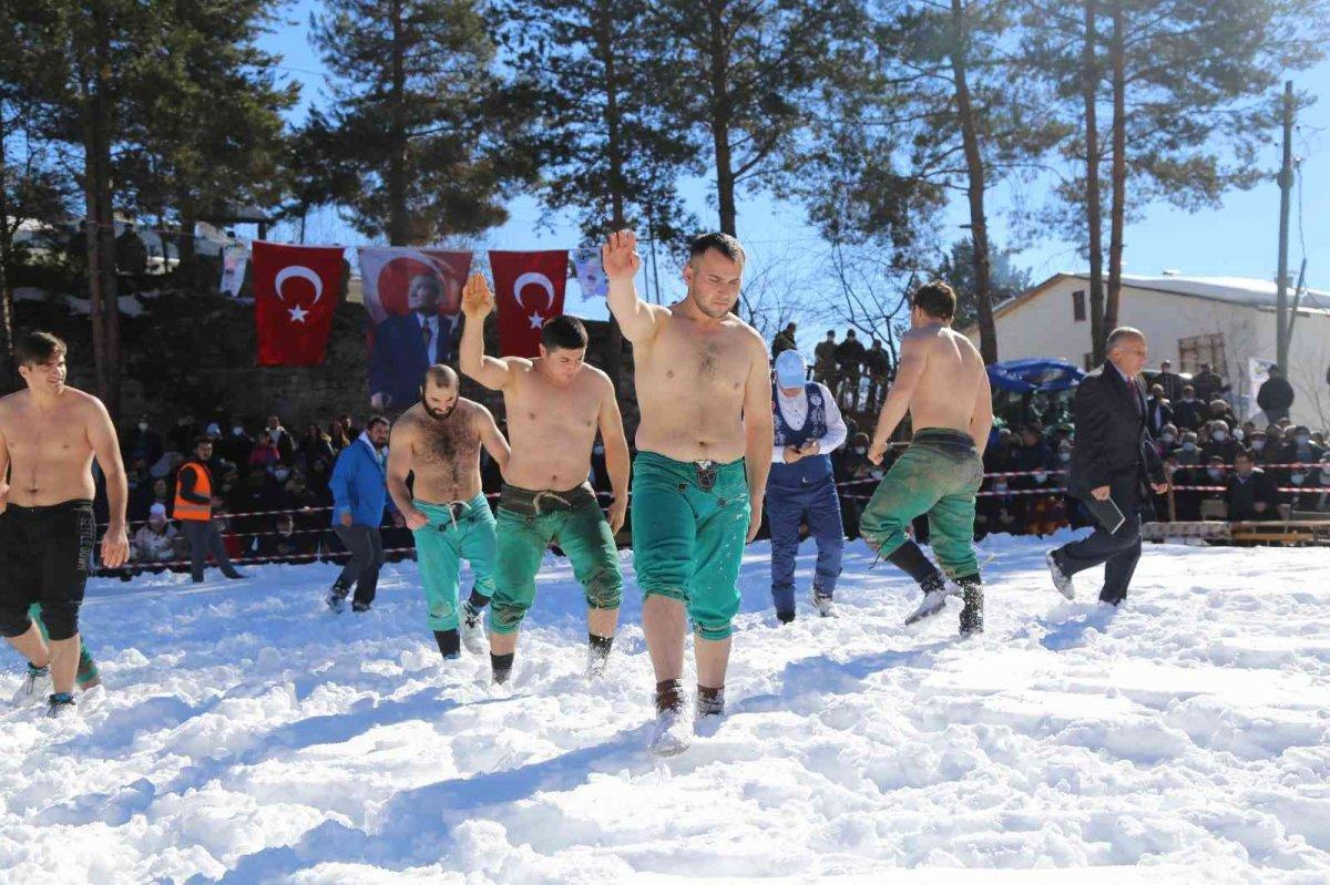 Artvin’de, pehlivanlar kar üstünde kozlarını paylaştı