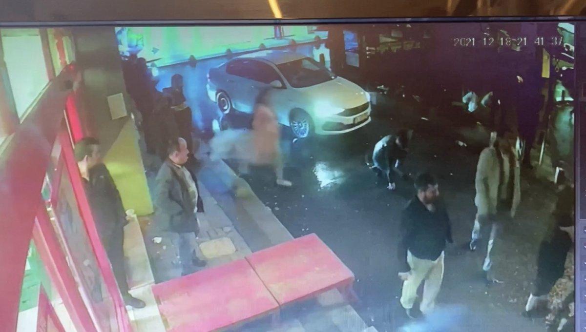 İstanbul'da düğündeki kavga sokağa taşınca gelin tarafları ayırmak için sokağa koştu