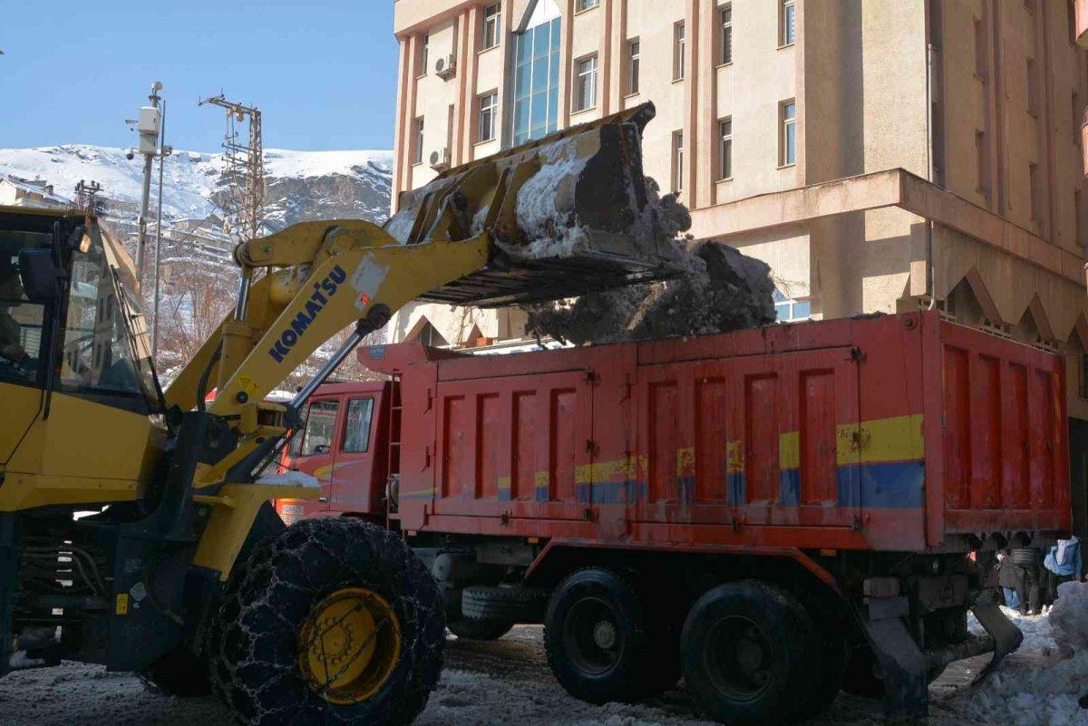 Hakkari'de, karlar kamyonlarla şehir dışına taşındı