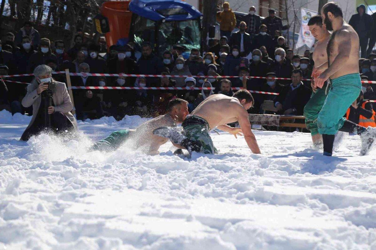 Artvin’de, pehlivanlar kar üstünde kozlarını paylaştı