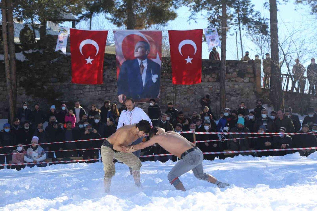 Artvin’de, pehlivanlar kar üstünde kozlarını paylaştı