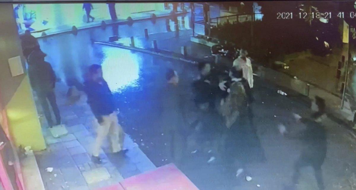 İstanbul'da düğündeki kavga sokağa taşınca gelin tarafları ayırmak için sokağa koştu