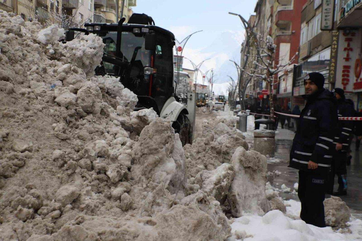 Hakkari'de, karlar kamyonlarla şehir dışına taşındı