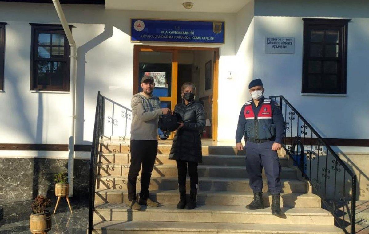 Muğla'da minibüsü yanan, aracı soyulan seyyar satıcıdan örnek davranış