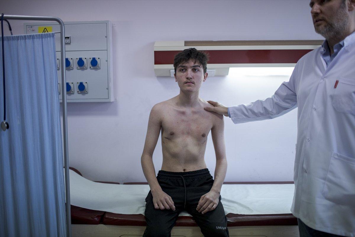 Ankara'da, kunduracı göğsü hastalığından kapalı ameliyat ile kurtuldu