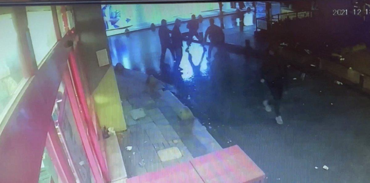 İstanbul'da düğündeki kavga sokağa taşınca gelin tarafları ayırmak için sokağa koştu