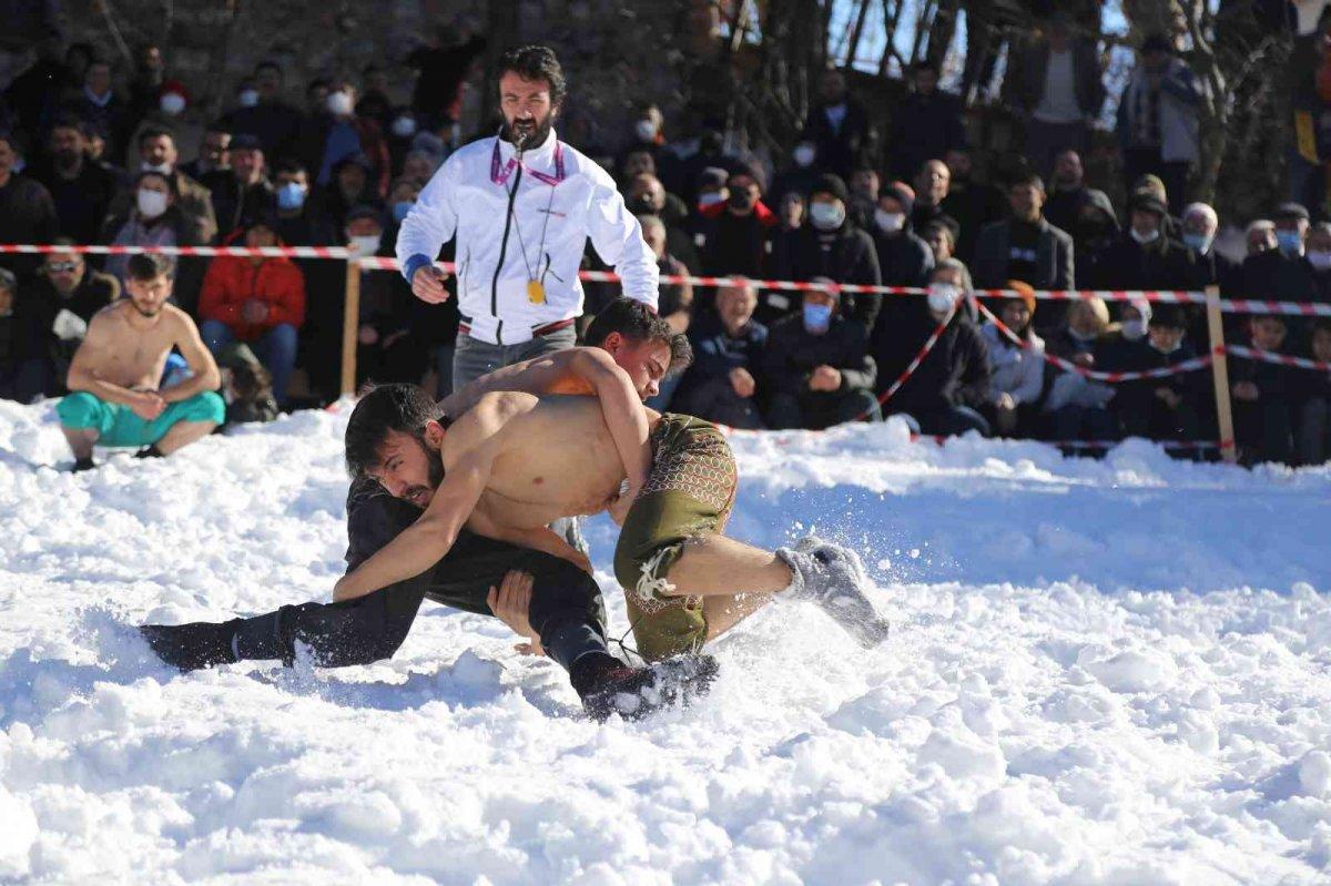 Artvin’de, pehlivanlar kar üstünde kozlarını paylaştı