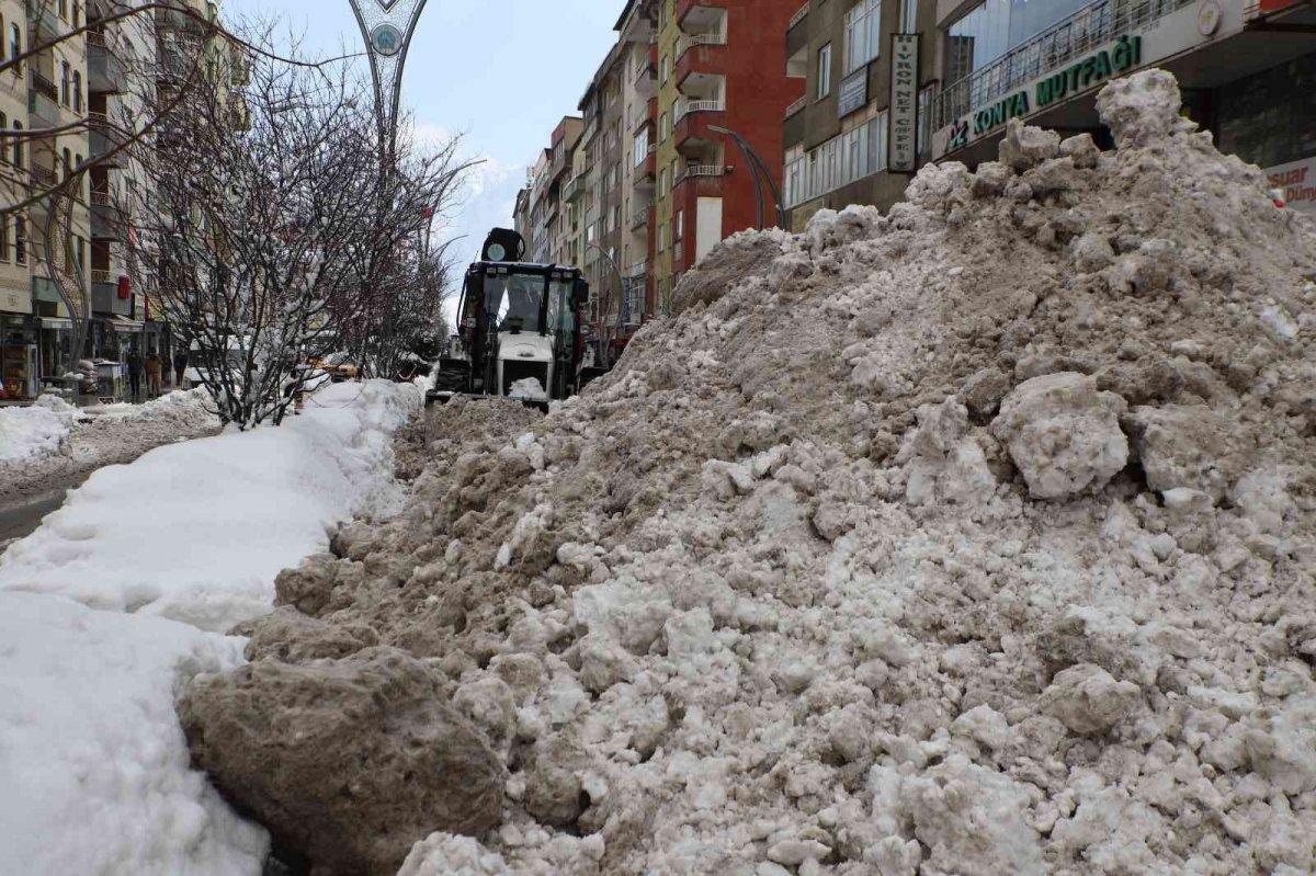 Hakkari'de, karlar kamyonlarla şehir dışına taşındı