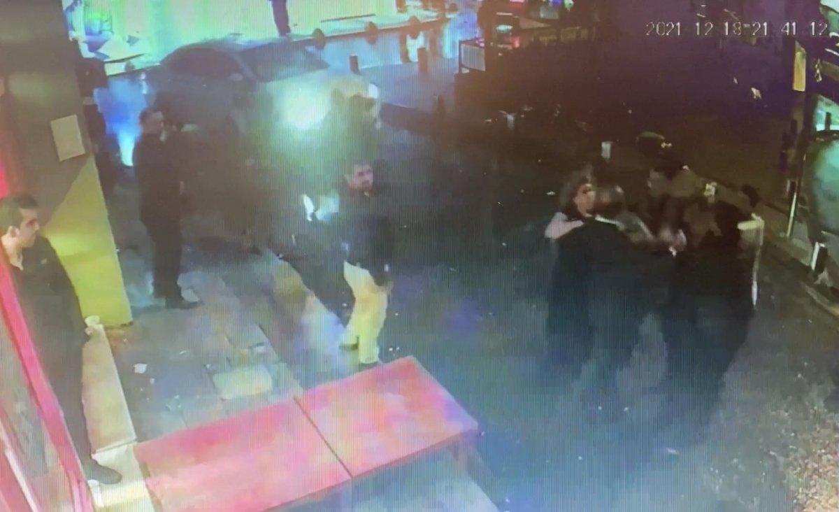 İstanbul'da düğündeki kavga sokağa taşınca gelin tarafları ayırmak için sokağa koştu