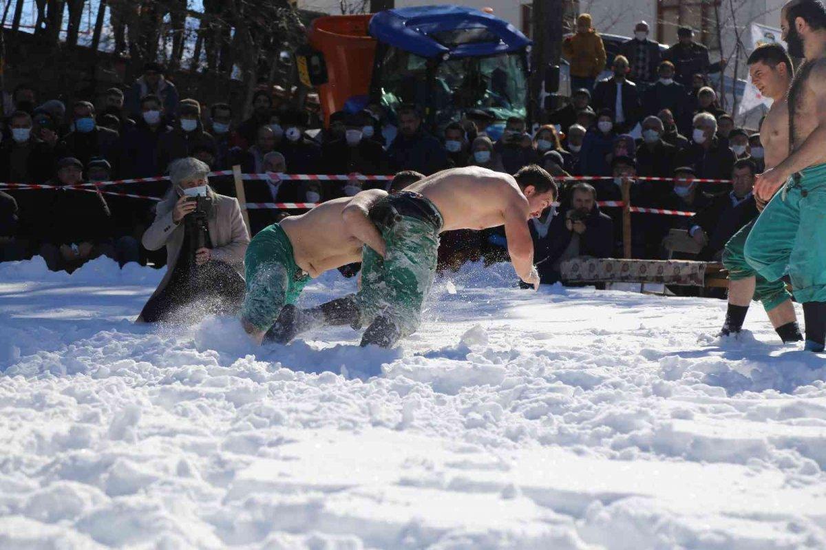Artvin’de, pehlivanlar kar üstünde kozlarını paylaştı
