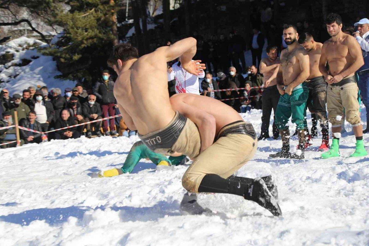 Artvin’de, pehlivanlar kar üstünde kozlarını paylaştı