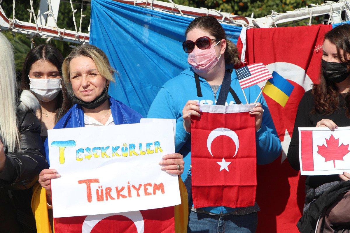 Adana’da Ukraynalılar, Rusya’yı protesto etti