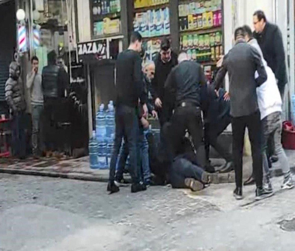 İstanbul'da iki gurubun kavgasında bir kişi bıçaklandı