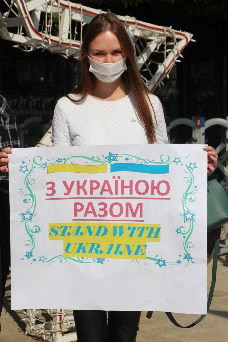 Adana’da Ukraynalılar, Rusya’yı protesto etti