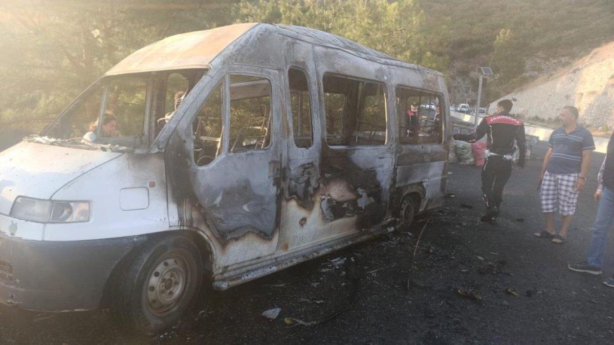 Muğla'da minibüsü yanan, aracı soyulan seyyar satıcıdan örnek davranış