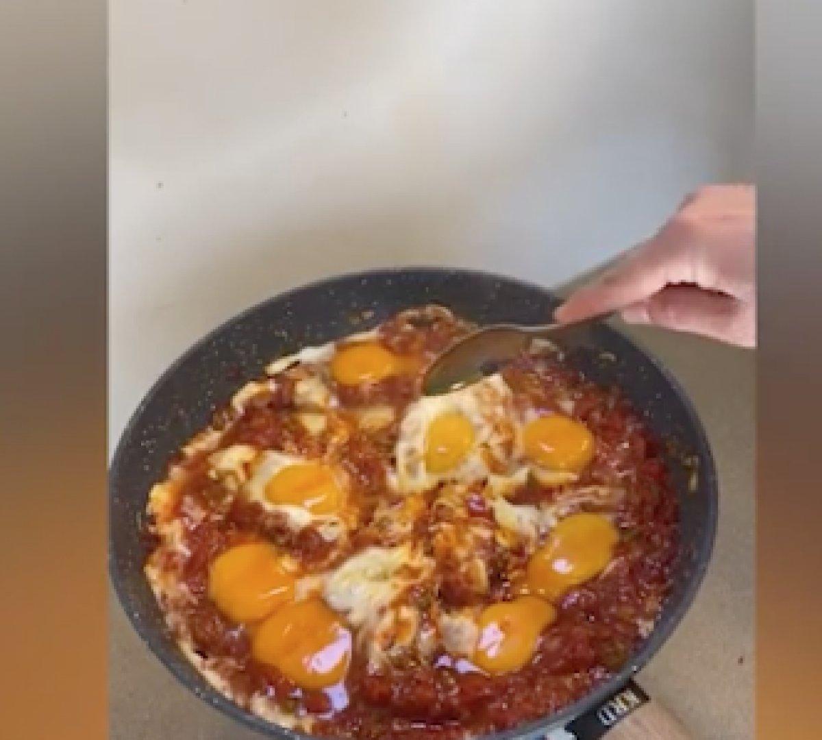 Kıvanç Tatlıtuğ menemeni soğanlı tercih ediyor