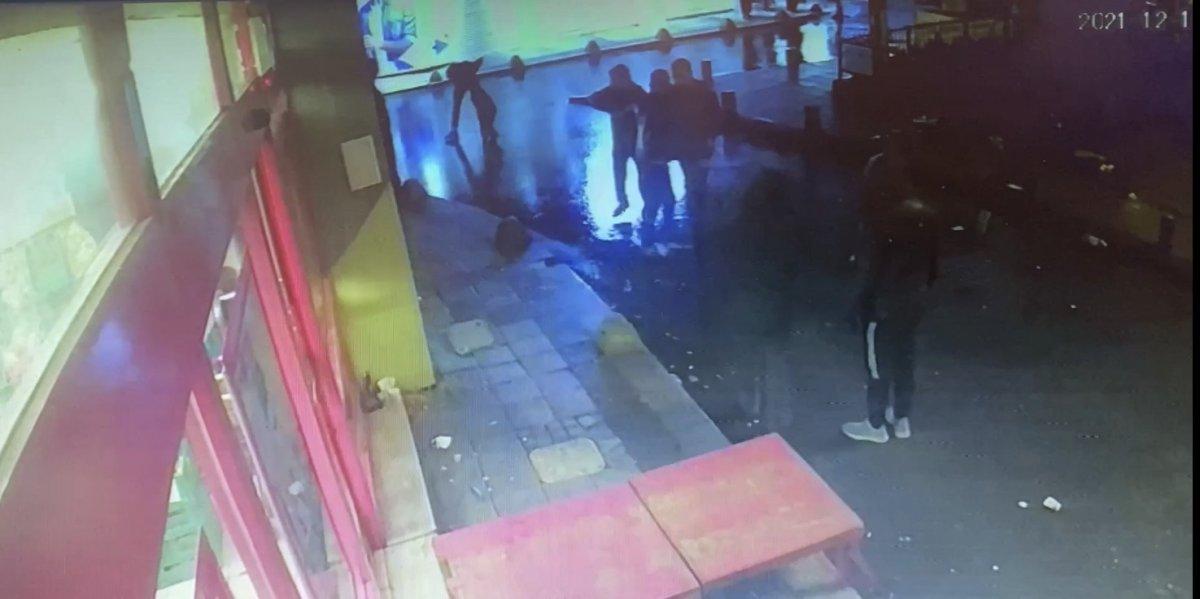 İstanbul'da düğündeki kavga sokağa taşınca gelin tarafları ayırmak için sokağa koştu