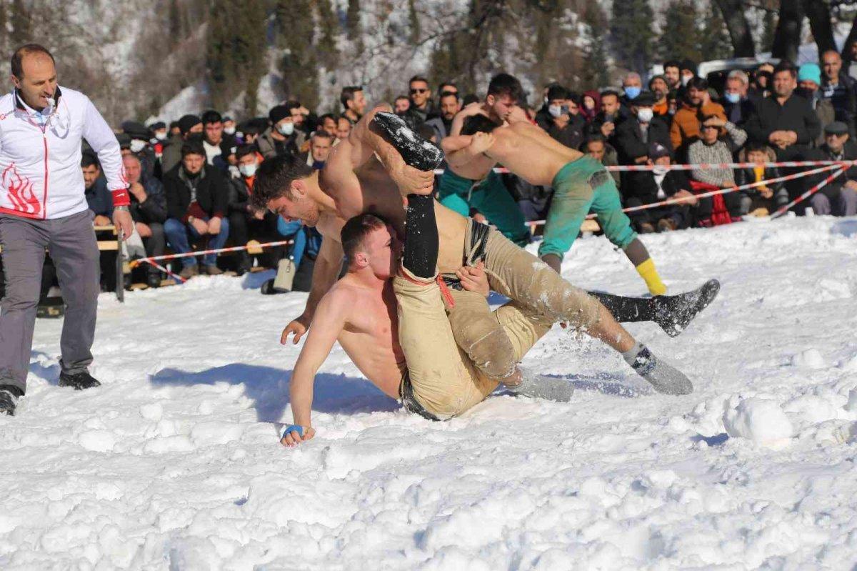 Artvin’de, pehlivanlar kar üstünde kozlarını paylaştı