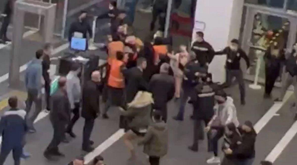 Bakırköy'de AVM içerisinde kavga kamerada