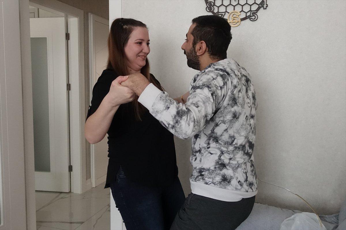 Konya'da yatağa bağımlı gazi eşini, sevgisiyle hayata bağlıyor