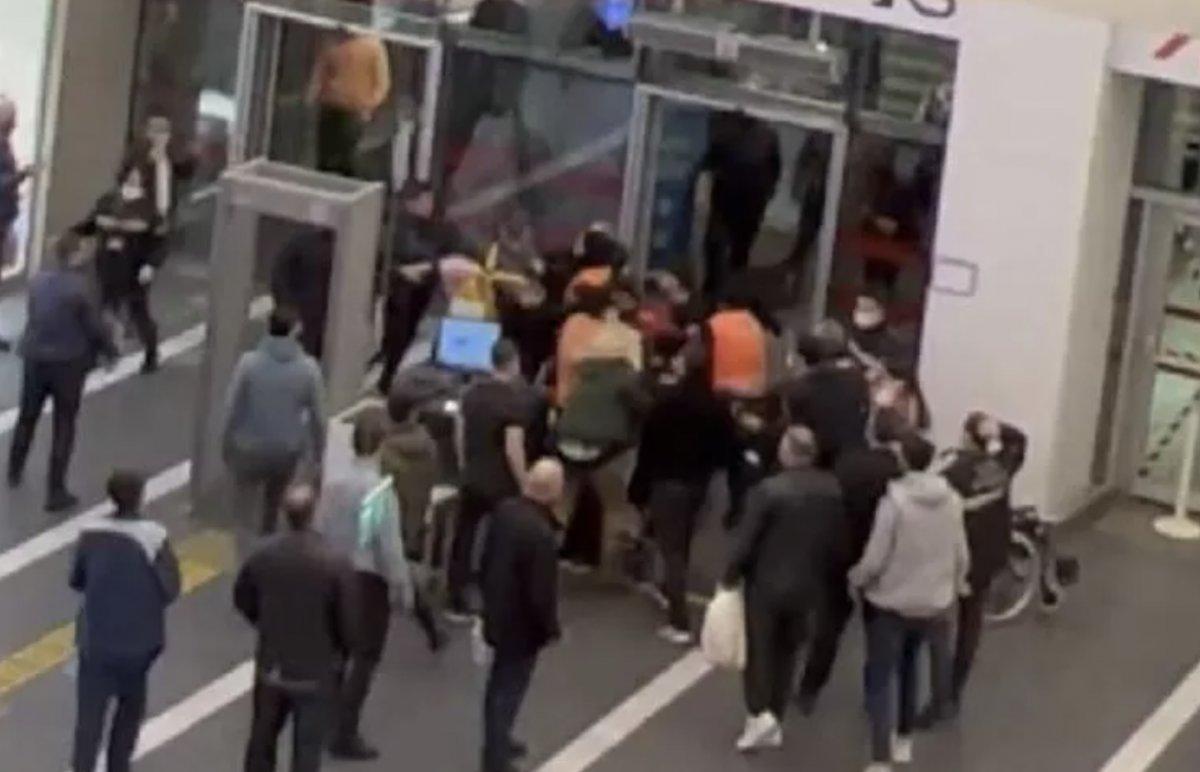 Bakırköy'de AVM içerisinde kavga kamerada