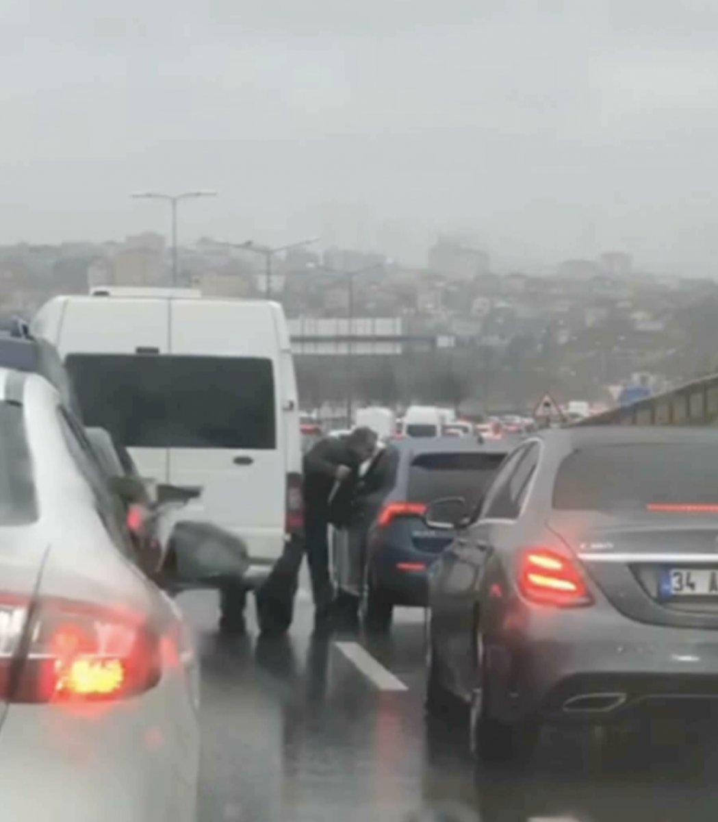 Beykoz'da trafik magandası, elinde bıçakla dehşet saçtı